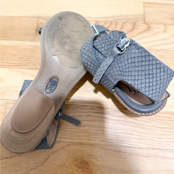 Sofft Marlyn Gray Snakeskin Sandals - Picture 8 of 12